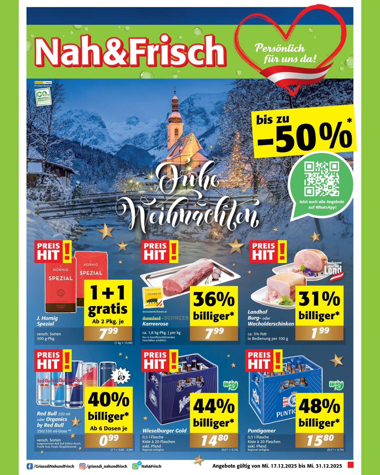 Weihnachtsaktionsposter mit einer verschneiten Dorfszene. Es zeigt Rabatte bis zu 50%, einen QR-Code für WhatsApp und verschiedene Produkte im Angebot, einschließlich Fleisch und Getränke.