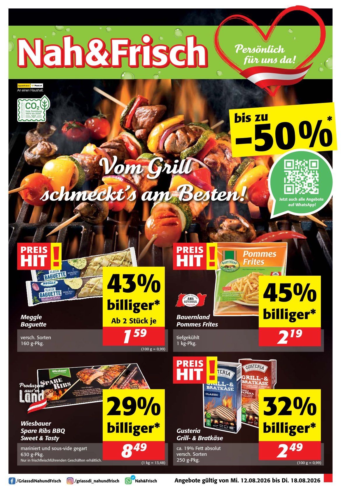 Ein Werbeflyer für einen Lebensmittelladen mit einer Auswahl an gegrillten Speisen, einschließlich Fleisch, Gemüse und Brot, mit einem QR-Code für WhatsApp und einem Rabattangebot von bis zu 50% auf ausgewählte Artikel.