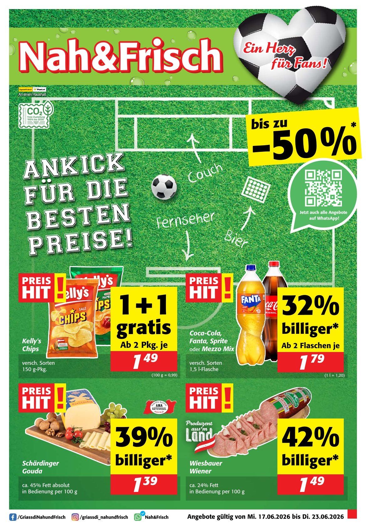 Fußballfeld-Werbung für Rabatte bis zu 50% auf Snacks, Getränke und Lebensmittel. Besondere Angebote umfassen Kelly's Chips für 1,49, Fanta für 1,79 und andere Produkte mit verschiedenen Rabatten.