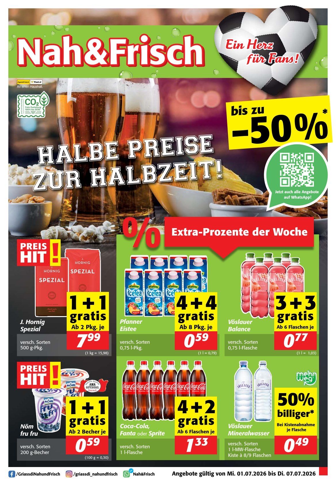 Werbeposter mit verschiedenen Getränke- und Snack-Produkten. Angebote beinhalten: 1+1 kostenlos bei J. Hornig Special, 4+4 kostenlos bei Planner Eistee, 3+3 kostenlos bei Vöslauer Balance und 50% Rabatt auf ausgewählte Artikel. Scannen Sie den QR-Code für weitere Details.