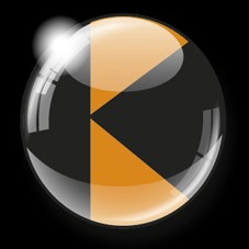 Eine glänzende Glaskugel mit einem schwarzen und gelben K-Logo auf schwarzem Hintergrund.
