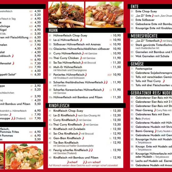 Die Speisekarte bietet eine Auswahl an Hühnchen- und Rindfleischgerichten, darunter Chop-Suey, La-Zi und verschiedene Currys. Meeresfrüchteoptionen umfassen 'La-Zi' Tintenfisch und Garnelen. Beilagen umfassen verschiedene Reis- und Nudelsorten sowie Gemüse.