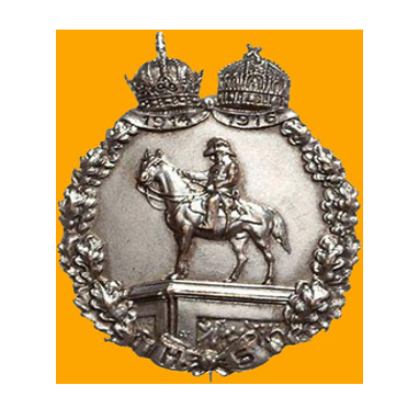 Bild enthält, Accessories, Logo, Person, Bronze, Badge, Symbol, Animal, Horse, Mammal, Jewelry