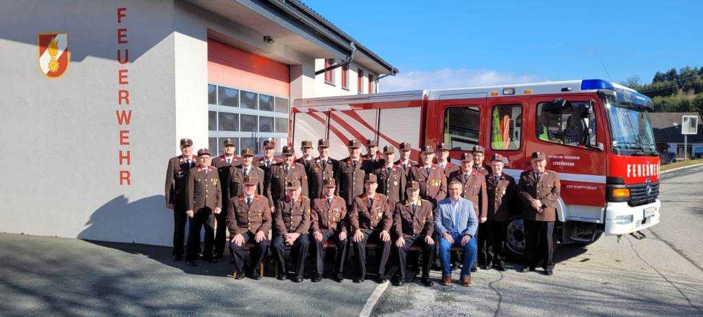 Bild enthält, People, Person, Transportation, Truck, Vehicle, Fire Truck, Fire Station, Bus