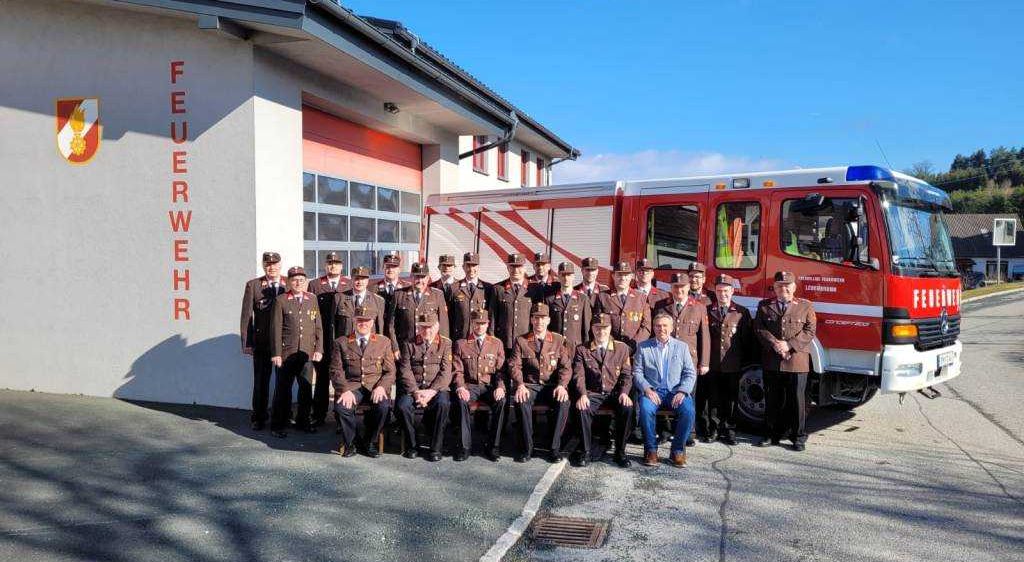 Bild enthält, People, Person, Transportation, Truck, Vehicle, Fire Truck, Fire Station, Bus