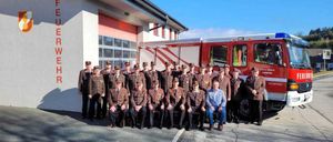 Bild enthält, People, Person, Transportation, Truck, Vehicle, Fire Truck, Fire Station, Bus