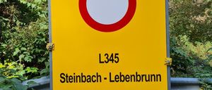 Bild enthält, Sign, Symbol, Advertisement, Plant, Vegetation, Road Sign, Mailbox
