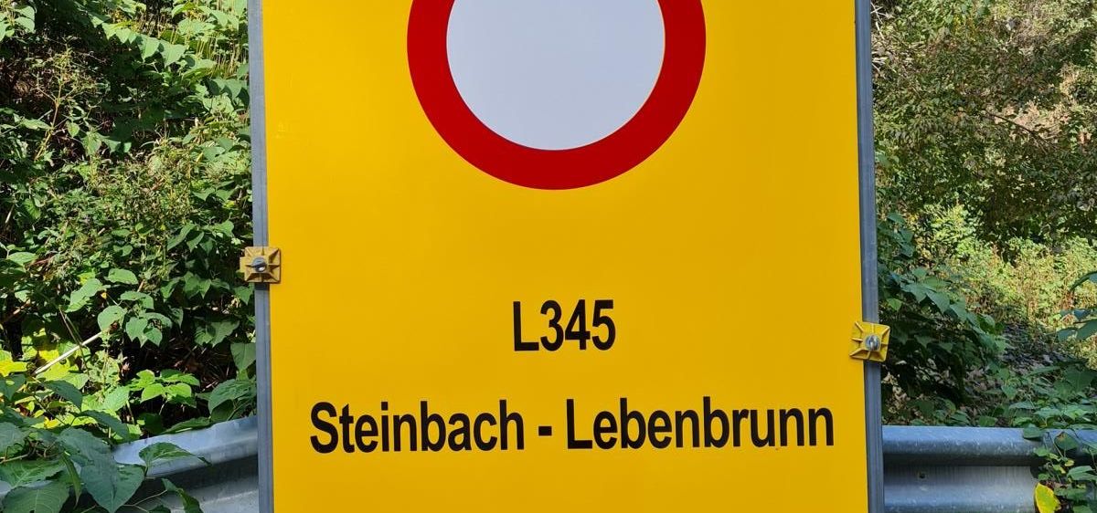 Bild enthält, Sign, Symbol, Advertisement, Plant, Vegetation, Road Sign, Mailbox