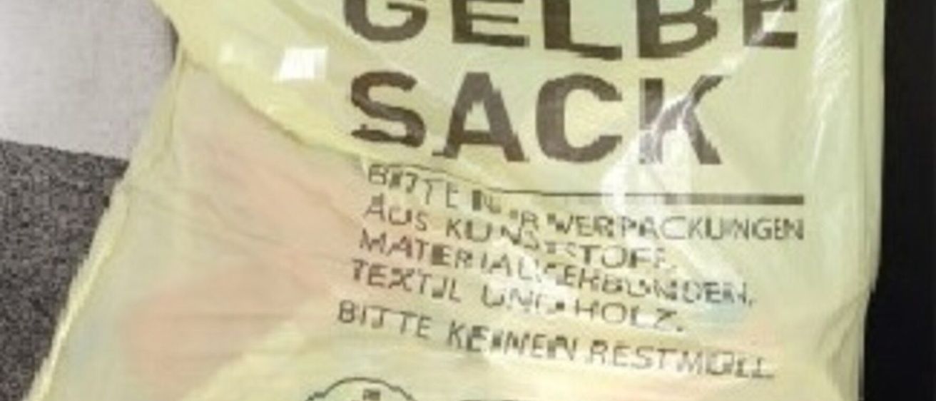 Ein gelber Plastiksack mit den Worten 'Der gelbe Sack' in Schwarz geschrieben. Er enthält Verpackungsmaterial, Textilabfälle und Papier. Es gibt einen Hinweis, Holzabfälle zu vermeiden. Drei Symbole zeigen Plastikflaschen.