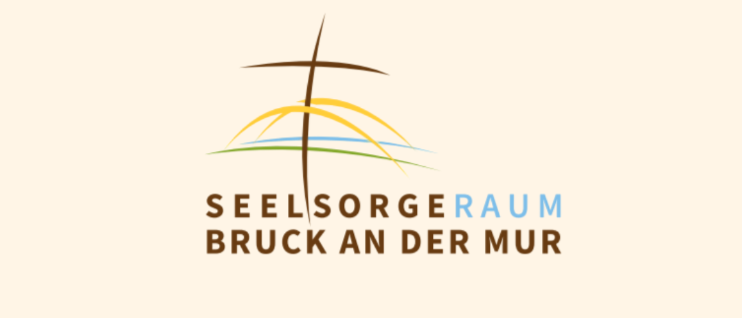 Auf einem beigefarbenen Hintergrund ist das Logo für Seelsorgeraum Bruck an der Mur abgebildet. Es zeigt ein Kreuz mit einem Bogen aus mehrfarbigen Linien darunter. Darunter steht der Name 'Seelsorgeraum Bruck an der Mur'.