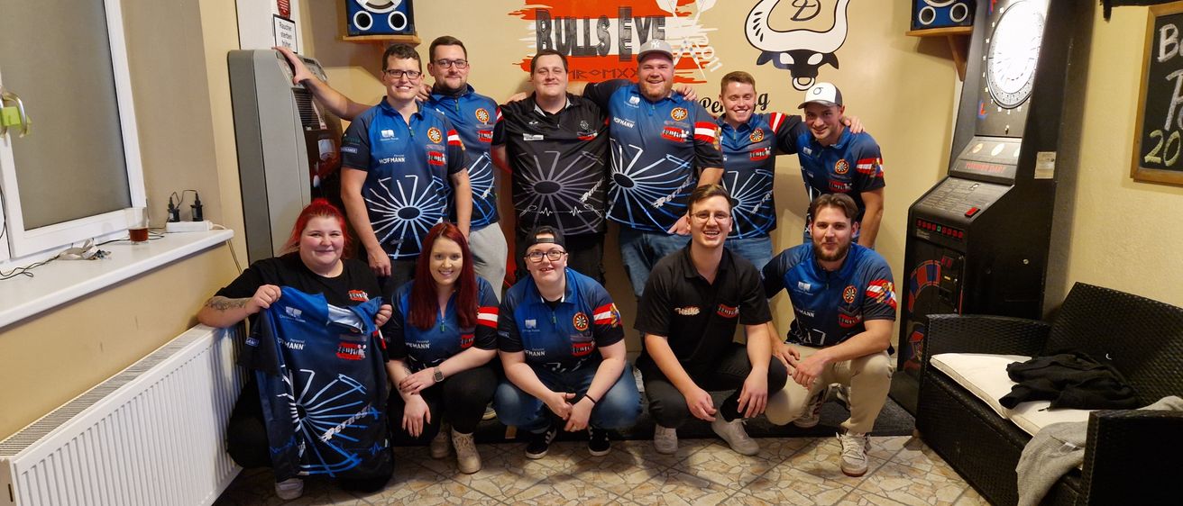 Bild enthält, People, Person, Floor, Flooring, T-Shirt, Living Room, Adult, Male, Man, Screen