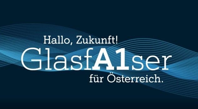 Ein Bild mit blauen Wellen auf dunklem Hintergrund, auf dem der Text 'Hallo, Zukunft! GlasfA1ser fur Osterreich.' in Weiß hervorgehoben ist.