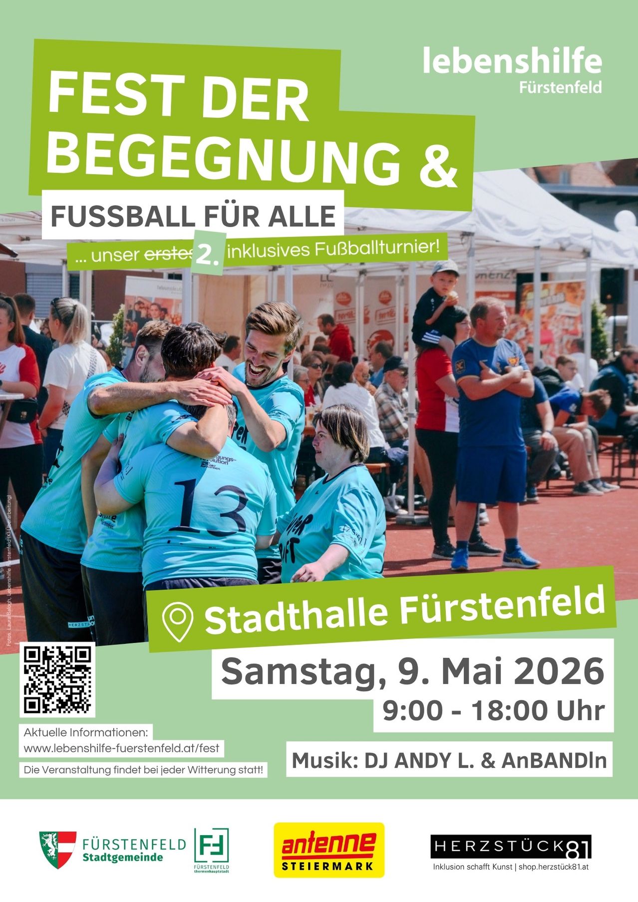 Ein Fußballevent in der Stadthalle Furstenfeld am 9. Mai 2026 von 9:00 bis 18:00 Uhr. Vier Personen in grünen Trikots feiern mit einem Kind und Erwachsenen um sie herum.