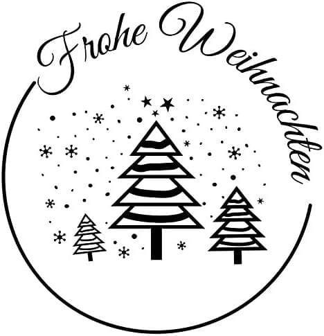 Ein rundes Logo mit einem schneebedeckten Wald in der Mitte, bestehend aus drei Tannenbäumen. Der Text 'Frohe Weihnachten' ist um die Bäume herumgeschrieben, mit Schneeflocken verstreut.