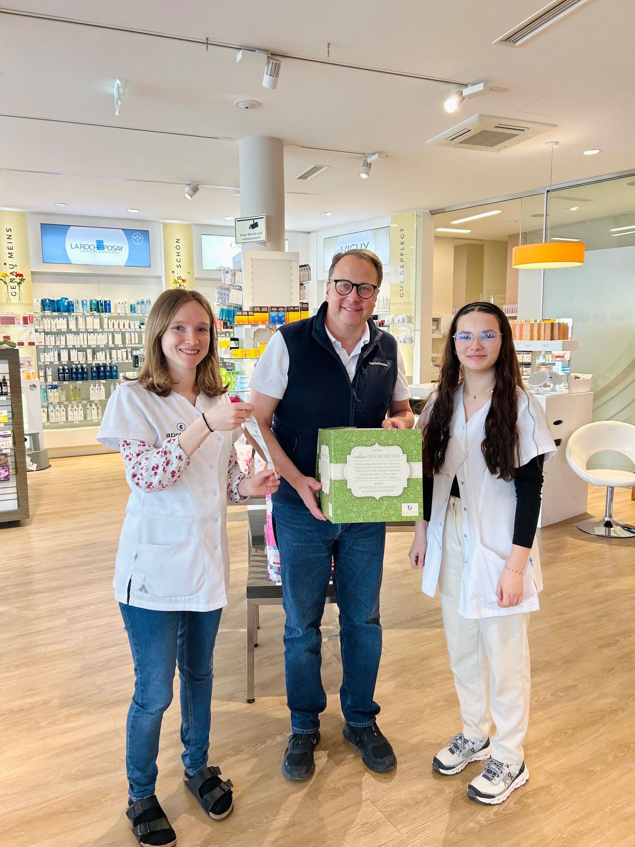 Bild enthält, Female, Girl, Person, Teen, Pants, Glasses, Lamp, Adult, Male, Man