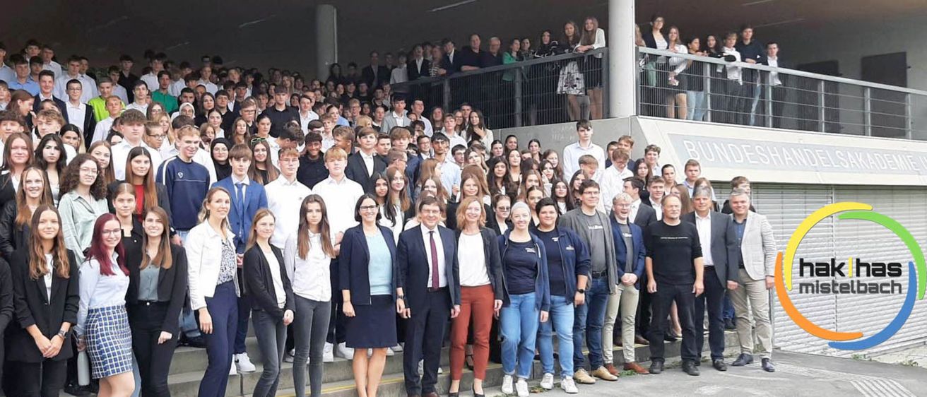 Bild enthält, Groupshot, Person, Clothing, Skirt, College, Suit, Jeans, Pants, People, Coat