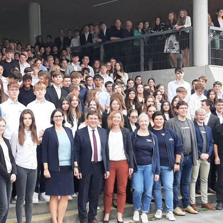 Bild enthält, Groupshot, Person, Clothing, Skirt, College, Suit, Jeans, Pants, People, Coat