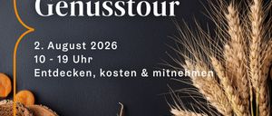 Plakat für die Sommer Genusstour Veranstaltung am 2. August 2026 mit dunklem Hintergrund und verschiedenen Lebensmitteln wie Brot, Karotten, Aprikosen und einem Glas Marmelade. Der Text ist weiß und lautet 'Sommer Genusstour' mit Datum und Uhrzeit.