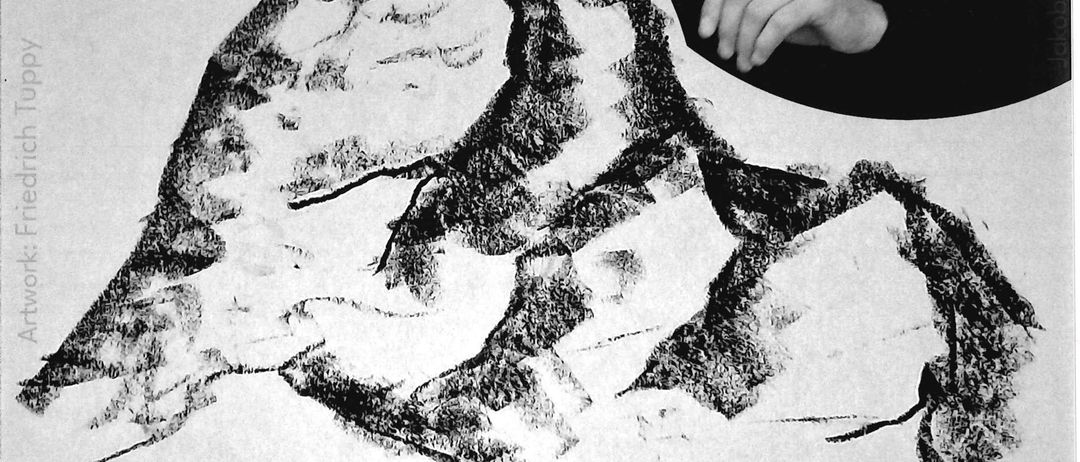 Ein Schwarz-Weiß-Bild zeigt einen Mann rechts und eine Bergillustration links. Der Text lautet 'Der Zauberberg' mit den Musikern Freya und Hemma Tuppy. Datum und Uhrzeit sind ebenfalls angegeben.