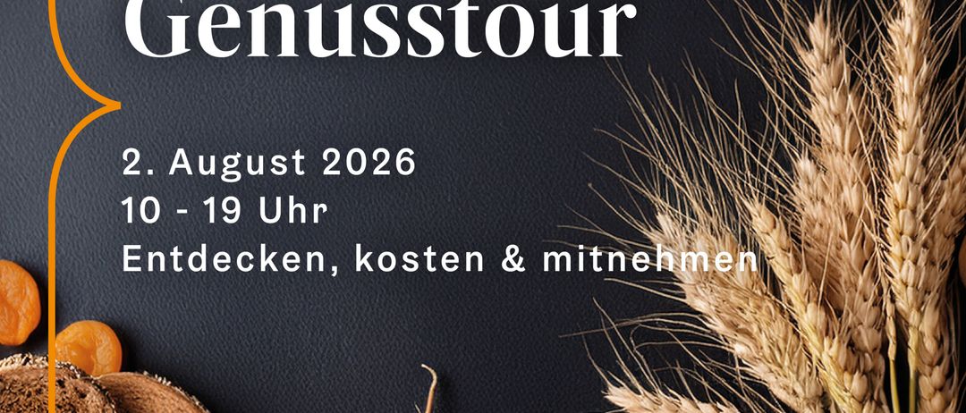 Ein Plakat für die 'Sommer Genusstour' Veranstaltung am 2. August 2026 mit einem schwarzen Hintergrund und verschiedenen Lebensmitteln wie Brot, Aprikosen, Karotten und einem Glas Marmelade. Der Text ist weiß und lautet 'Sommer Genusstour' und '2. August 2026 10 - 19 Uhr Entdecken, kosten & mitnehmen.'