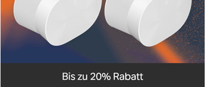 Zwei weiße zylindrische Lautsprecher mit einem Markenlogo an der Seite, dargestellt auf einem leuchtend orangefarbenen und blauen Hintergrund mit einer Werbebotschaft über ein Rabattangebot.