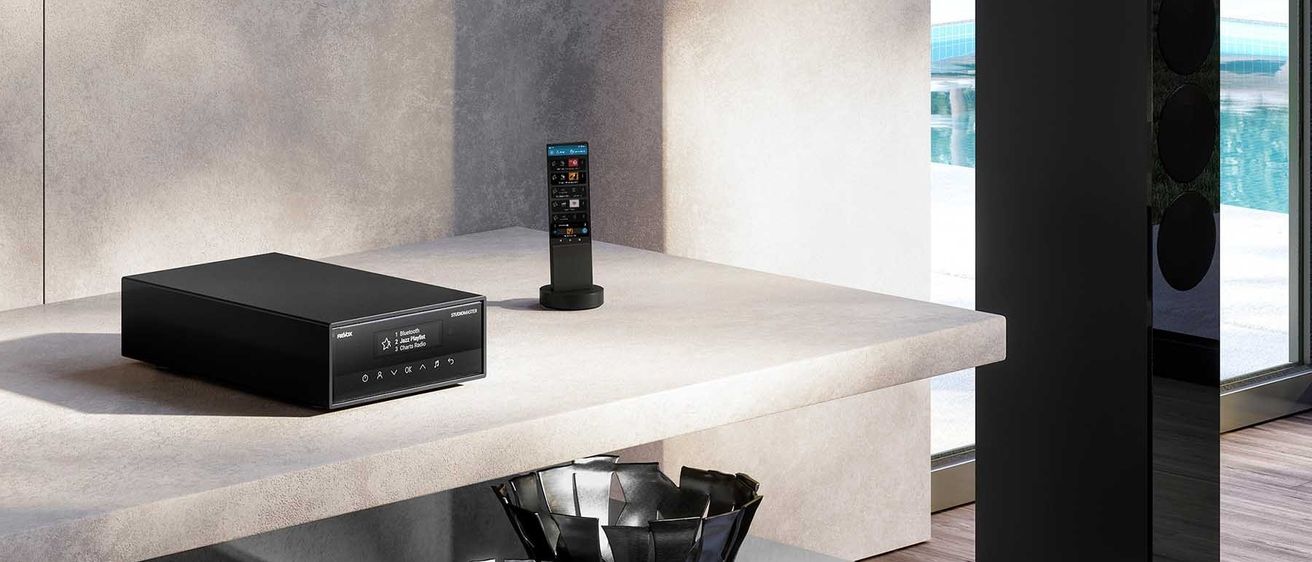 Bild enthält, Indoors, Interior Design, Electronics, Hardware, Furniture, Table, Tabletop, Kitchen