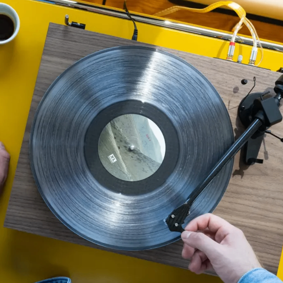 Bild enthält, Wristwatch, Person, Beverage, Coffee, Coffee Cup, Electronics