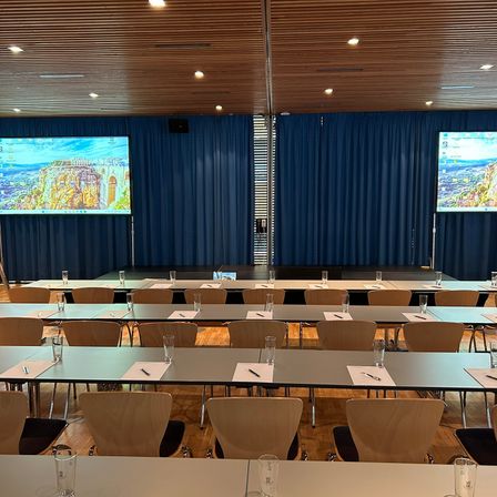 Bild enthält, People, Person, Indoors, Crowd, Classroom, School, Audience, Lecture, Interior Design, Hall