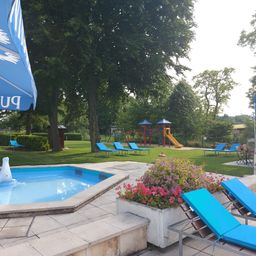 Bild enthält, Grass, Nature, Outdoors, Park, Backyard, Pool, Scenery, Furniture, Swimming Pool, Hotel