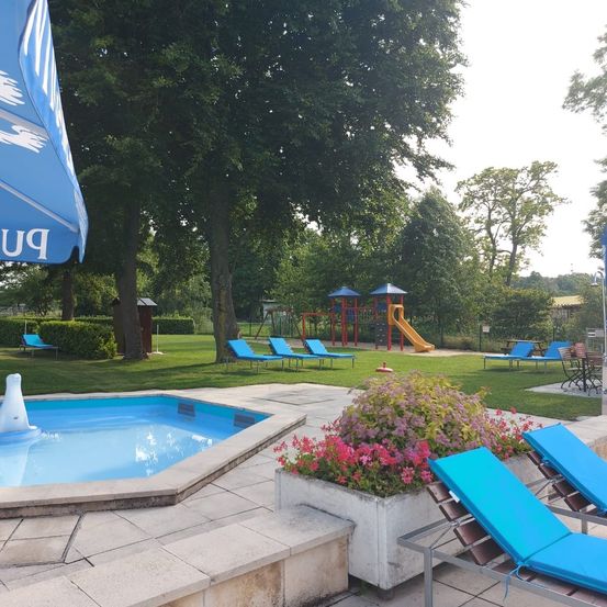 Bild enthält, Grass, Nature, Outdoors, Park, Backyard, Pool, Scenery, Furniture, Swimming Pool, Hotel