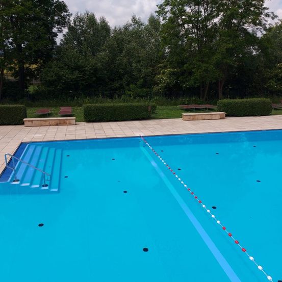 Bild enthält, Pool, Water, Swimming Pool, Outdoors, Aerial View, Nature, Swimming, Water Sports, Bench, Furniture