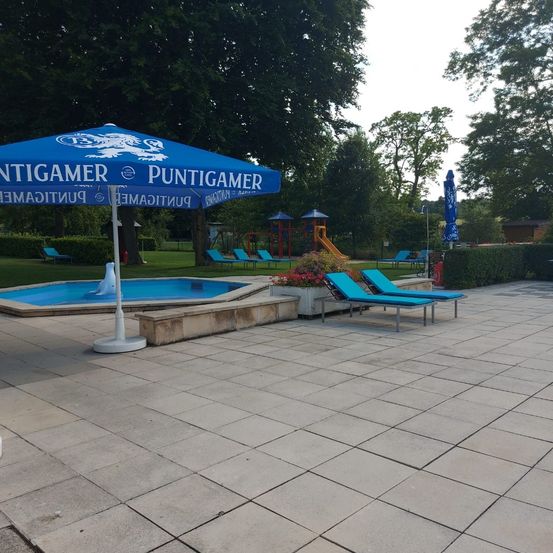 Bild enthält, Grass, Outdoors, Park, Path, Walkway, Play Area, Outdoor Play Area, Flagstone, Pool, Tree