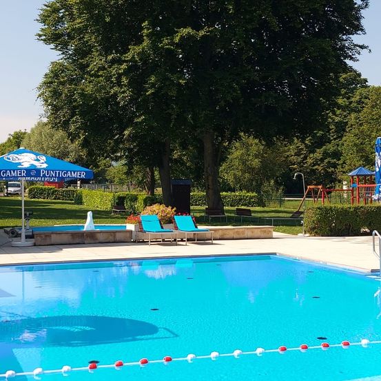 Bild enthält, Nature, Outdoors, Scenery, Pool, Water, Swimming Pool, Chair, Furniture, Car, Vehicle