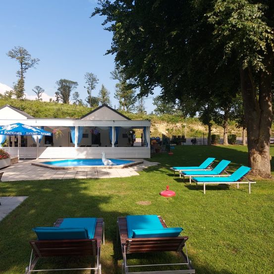 Bild enthält, Grass, Outdoors, Shelter, Backyard, Yard, Villa, Lawn, Scenery, Summer, Pool