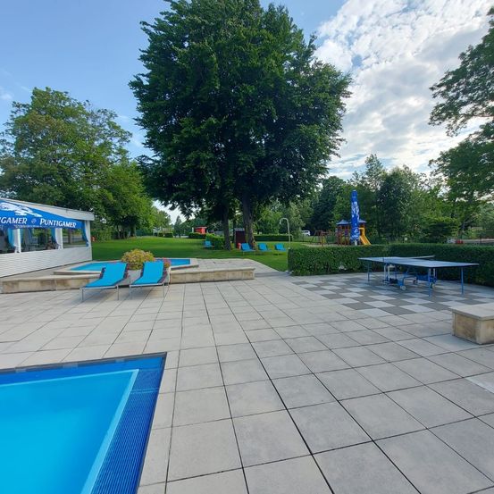 Bild enthält, Pool, Water, Swimming Pool, Outdoors, Floor, Nature, Scenery, Chair, Furniture