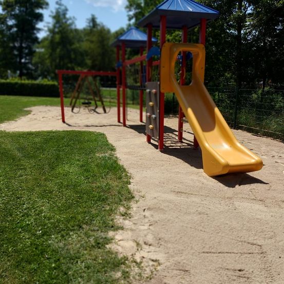 Bild enthält, Play Area, Outdoor Play Area, Outdoors, Grass, Plant, Person, Sliding