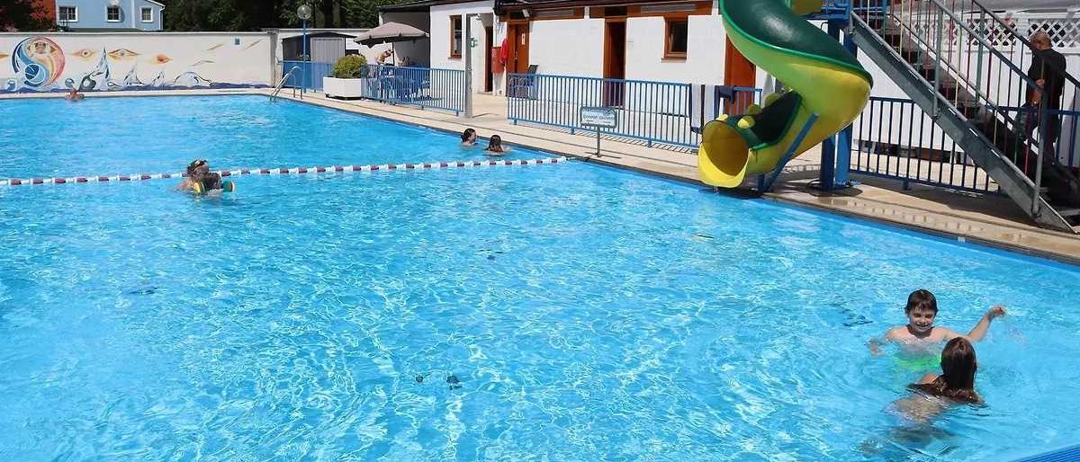 Bild enthält, Person, Swimming, Water, Pool, Swimming Pool, Adult, Female, Woman, Outdoors, Hotel