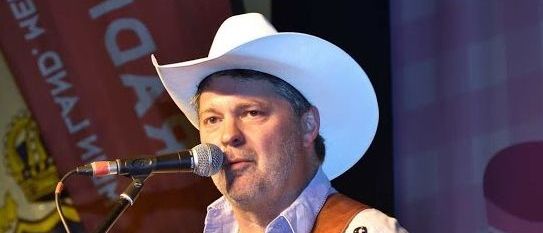 Bild enthält, Performer, Person, Solo Performance, Microphone, Hat, Adult, Male, Man, Guitar, Crowd