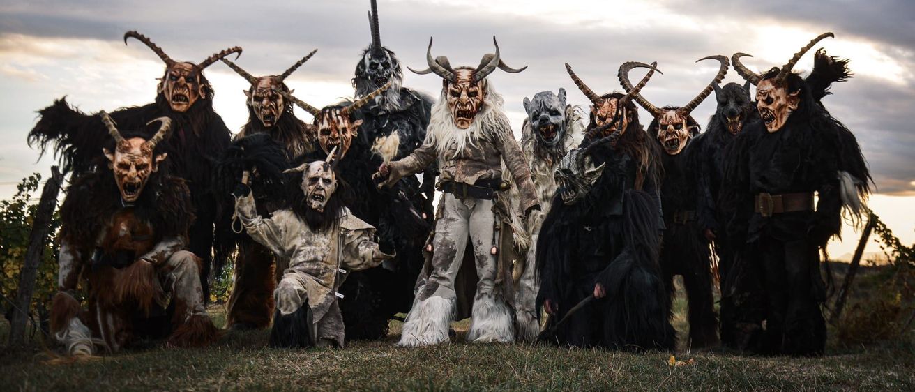 Bild enthält, People, Person, Costume, Photography, Portrait, Adult, Male, Man, Hunting, Grass