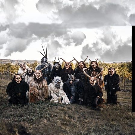 Bild enthält, People, Person, Adult, Female, Woman, Dog, Outdoors, Male, Man, Nature