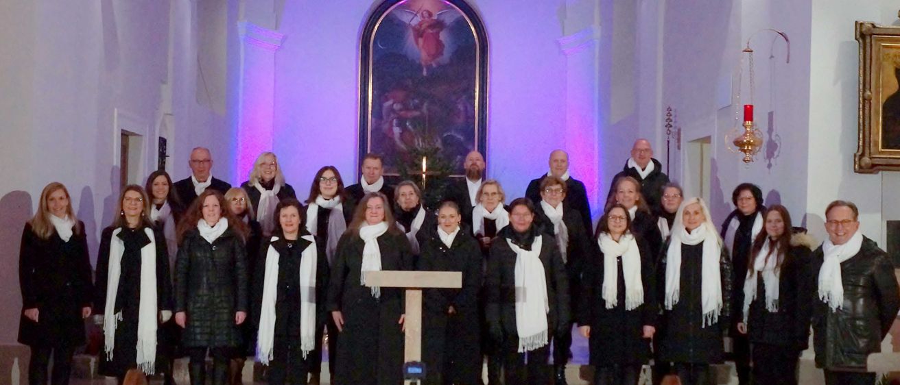 Bild enthält, Altar, Prayer, Coat, Adult, Male, Man, Person, People, Candle, Shoe