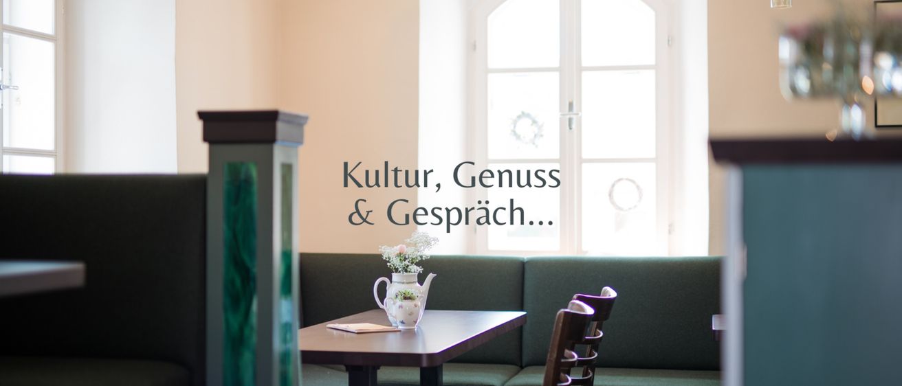 Bild enthält, Dining Room, Dining Table, Furniture, Indoors, Table, Living Room, Couch, Interior Design, Flower Arrangement, Restaurant