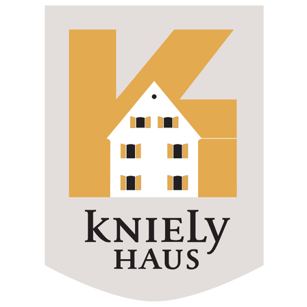 Das Logo für Kniely Haus zeigt ein stilisiertes Haus mit Schornstein, vor einem orange-grauen Gradientenhintergrund.