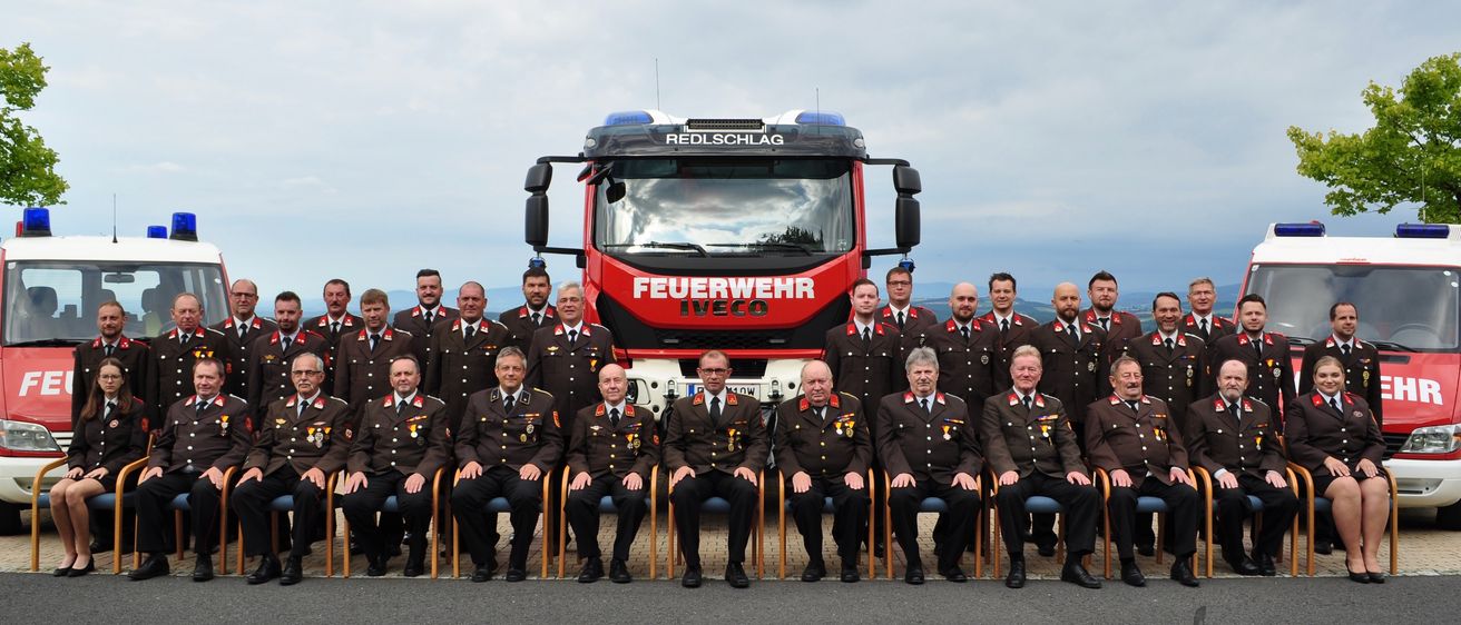 Bild enthält, People, Person, Machine, Wheel, Clothing, Formal Wear, Suit, Car, Vehicle, Military