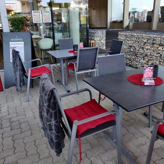 Bild enthält, Furniture, Table, Cafe, Indoors, Restaurant, Cafeteria, Tabletop, Floor, Chair, Dining Table