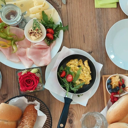 Bild enthält, Brunch, Food, Flower, Plant, Rose, Meat, Pork, Plate