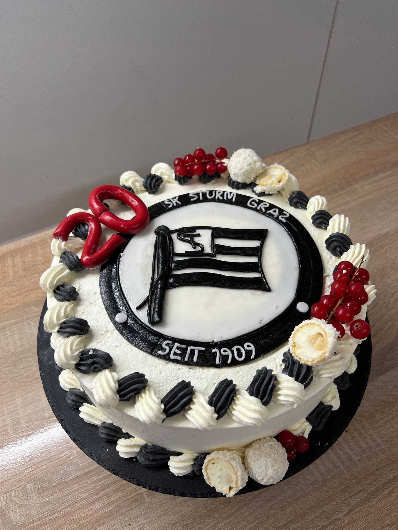 Bild enthält, Birthday Cake, Cake, Cream, Dessert, Food, Sweets, Text, Number, Symbol