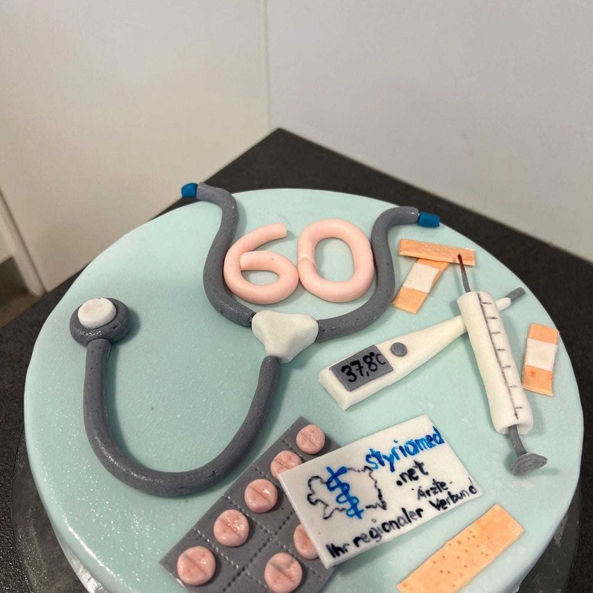 Bild enthält, Number, Symbol, Text, Medication, Pill, Birthday Cake, Cake, Cream, Dessert, Food