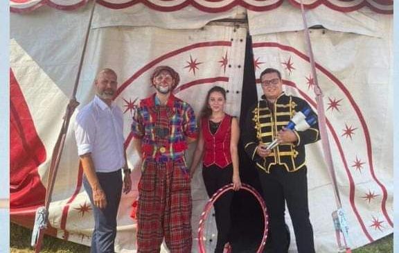Bild enthält, Circus, Adult, Female, Person, Woman, Male, Man, Wheel, Tent, Shoe