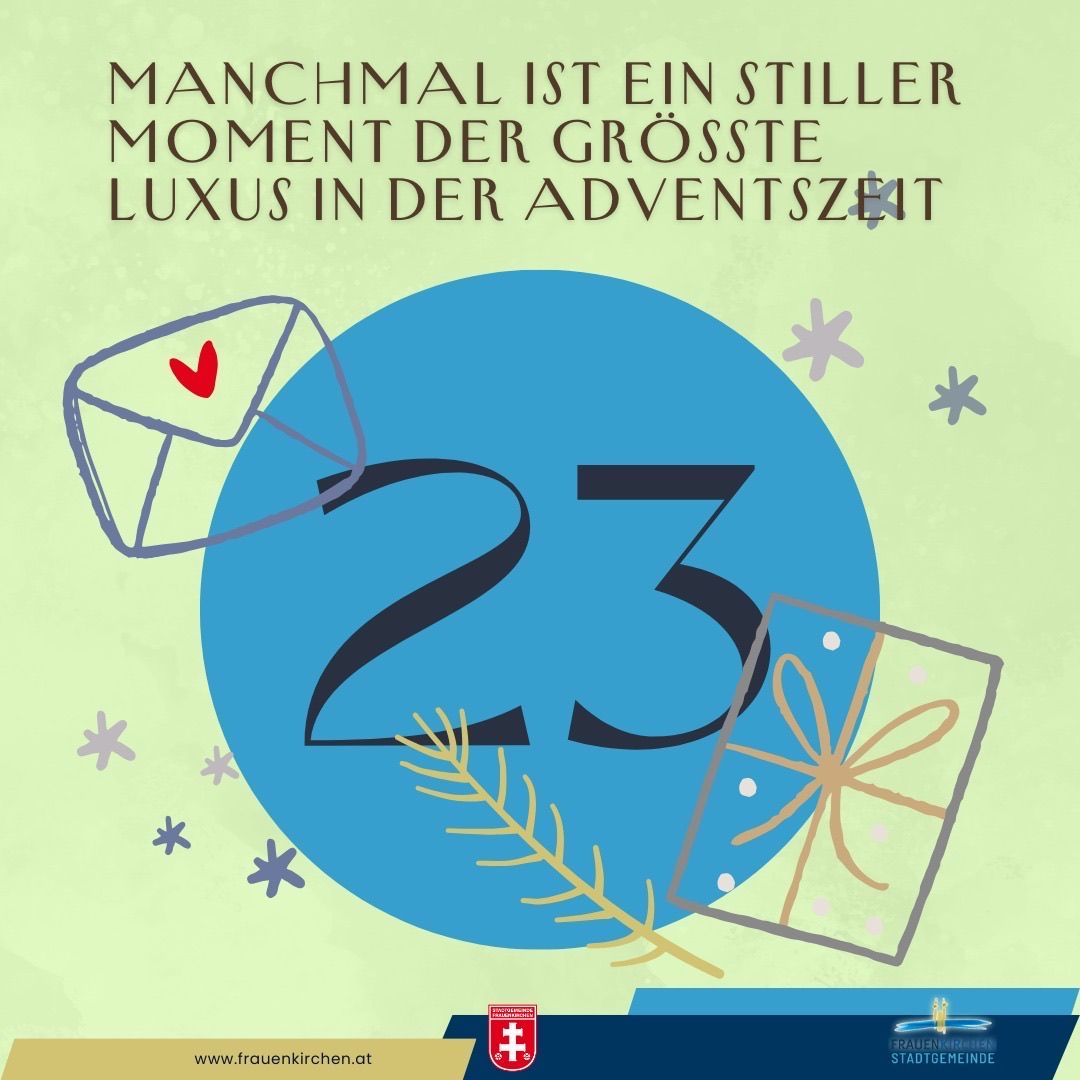 Postkarte mit einem Herz auf der Nummer 23. Schneeflocken und Blätter schmücken den blauen Hintergrund. Der Text lautet 'Manchmal ist ein stiller Moment der größte Luxus in der Adventszeit.'